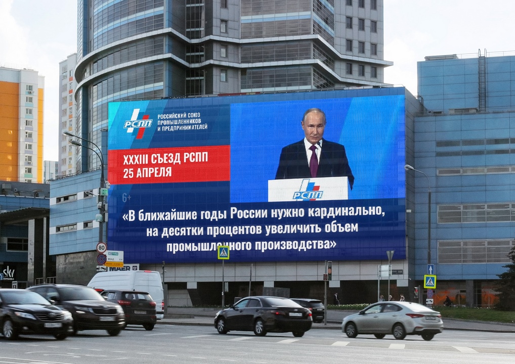 Новости покажут на уличных экранах: Путин пообещал рассмотреть регулирование нового медиа